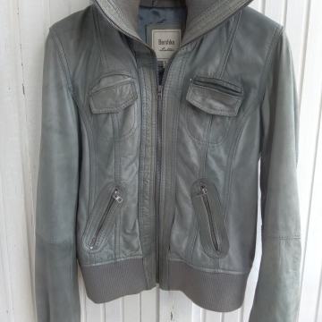 Bershka br.38/L kožna kvalitetna jakna bez greške