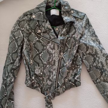 Bershka jakna zmijski uzorak XS