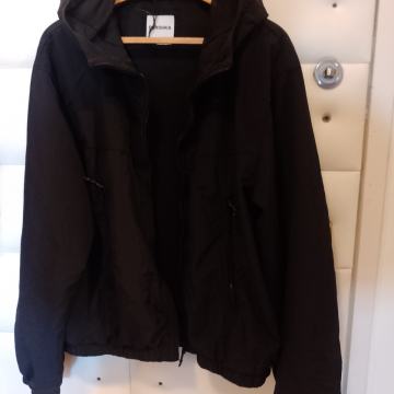 Bershka vel.L kvalitetna ugodna nova vjetrovka vodootporna