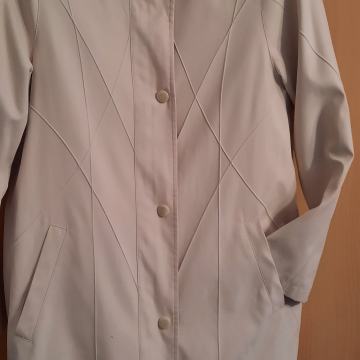 Bež jakna 40 (nova)