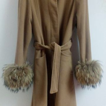 Bež kaput sa krznom polarne lisice od kašmira