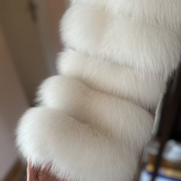 Bijela bunda od prave kože i krzna lisice- nikad nošena