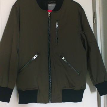 ASOS BOMBERICA! TOP! PRILIKAA! LAGANA..UGODNA..TOPLA ..NENOŠENA