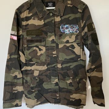 Bershka maskirna camo jakna vl.M /  TOTALNA ČISTKA