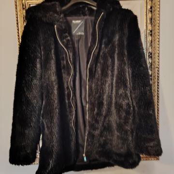 Bunda s kapuljačom Pull&Bear M veličina