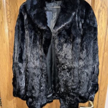 Bunda od pravog krzna (kunić) – crna, vrlo mekana, očuvana