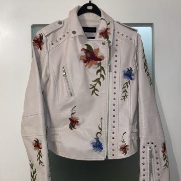 Crna i bež ženska jakna od umjetne kože sa cvijetnim uzorkom