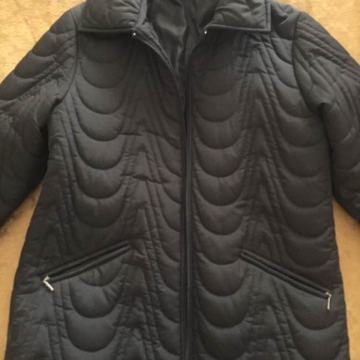 Crna efektna proštepana ispunjena jakna pufasti kaput na cif