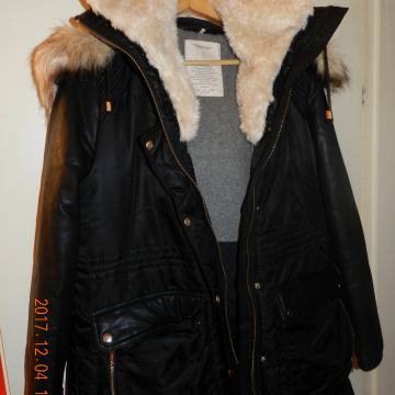 Crna jakna jako lijepa vel --L ili 42