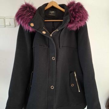 Crna jakna s kapuljačom