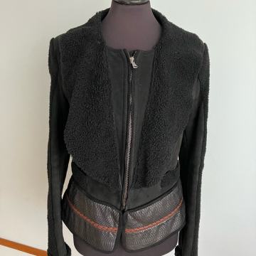 Crna kožna dizajnerska jakna vel.36