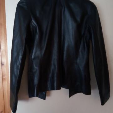 crna ženska kožna jakna