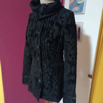 CRNI MODERNI KAPUT S VISOKIM OVRATNIKOM S