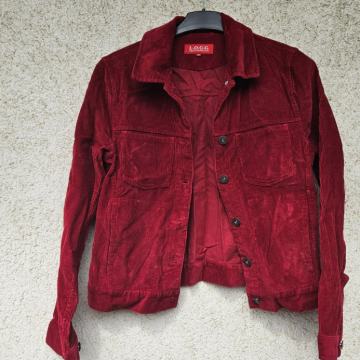 Crvena baršunasta jakna u retro stilu, izrađena od rebrastog samta