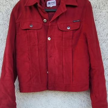 Crvena jakna dolce gabbana s džepovima i kopčanjem na gumbe