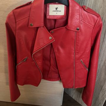 Crvena kožna jakna