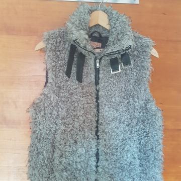 Novi čupavi prsluk / M / etiketa