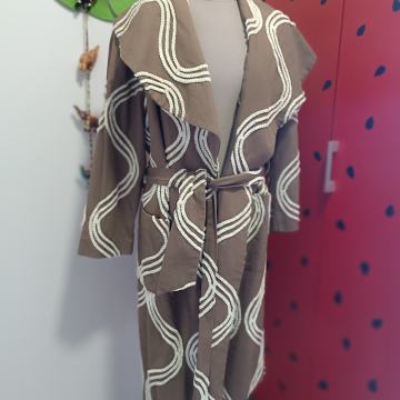 DIZAJNERSKI LAGANI KAPUT ILI OGRTAČ 44/46