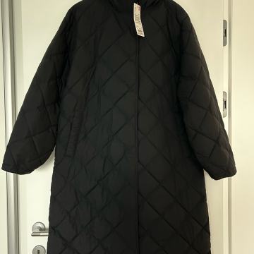 Duga prošivena UNIQLO crna jakna