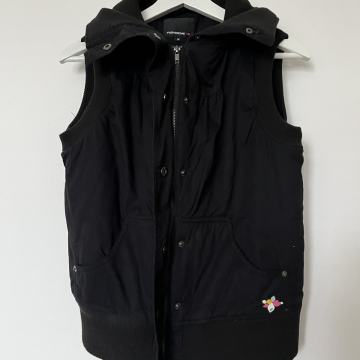 Crni prsluk s cvjetnom podstavom vl. M