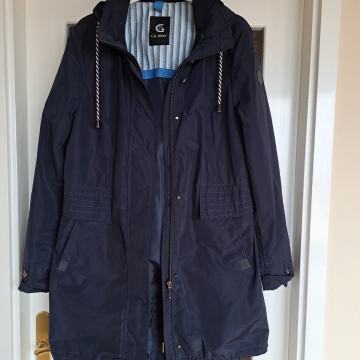 Gil Bret lagano postavljen tamnoplavi mantil.