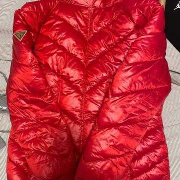 Nova Guess crvena jakna L