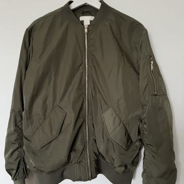 H&M maslinasta bomber jakna s nabranim detaljima – vel. 38