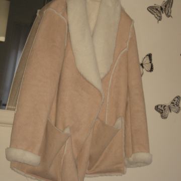 ROZA JAKNA S KRZNOM VEL.40 NOVO