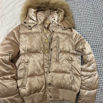 Jakna kupljena u H&M, malo nošena, bez oštećenja, topla, zlatna boja