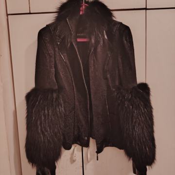 Jakna nova s pravim krznom na ovratniku i rukavima veličina S do M