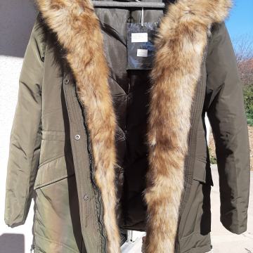 Jakna sa krznom duz patenta i kapuljace