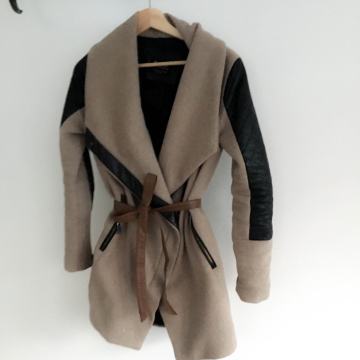 KAPUT BOJE PIJESKA S CRNOM KOŽOM