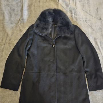 Kaut jakna s krznenim ovratnikom