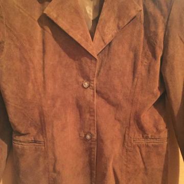 Kožna jakna boje konjaka s aplikacijom brušena gamoš koža