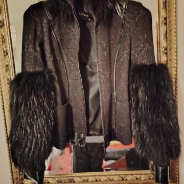 Kožna jakna s pravim krznom veličina 36 nova