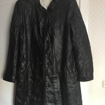 Kožni dugi crni futrani kaput vel. 38