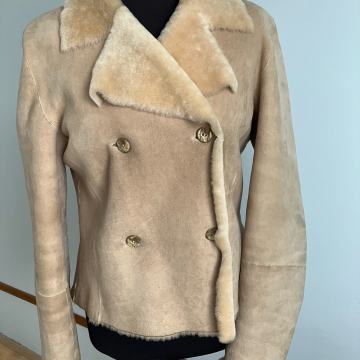 Kratka bunda, bež boja, vel. 40