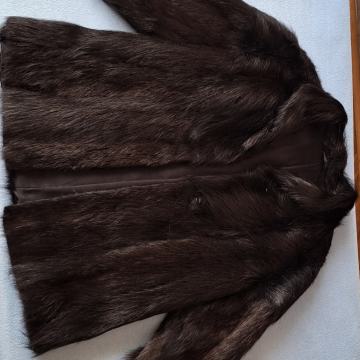 Kratka bunda od krzna nutrije