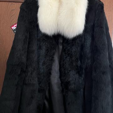 Kratka bunda od zeca i kragna od polarne lisice