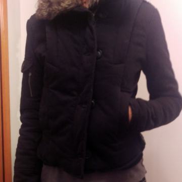 Kratka crna jakna s krznom