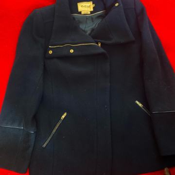 KRATKI ZENSKI VUNENI KAPUT VRNI BR 42