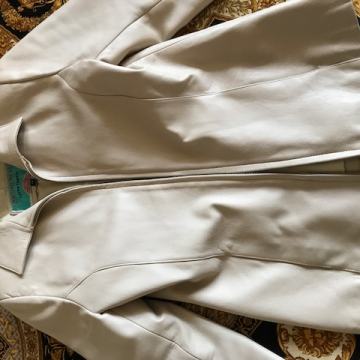 Krem -slonova kost kožna jakna