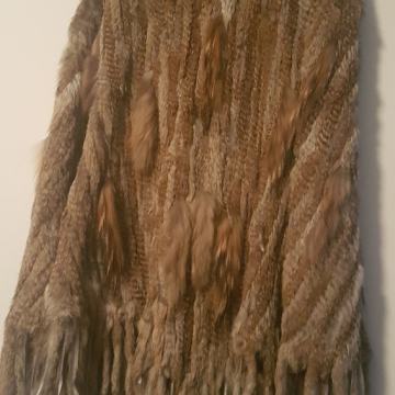 Krzneni pončo sa kapuljačom