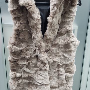 Krzneni prsluk s kapuljačom - vel. 42 - NOVO