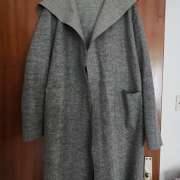 Lagani topli ogrtac sive boje sa kapuljacom