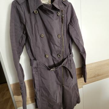 Lot: 11 ženskih jakni – razni modeli i veličine – komadno / u kompletu