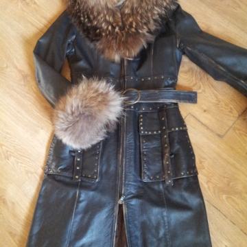 Luksuzan kožni kaput sa pravim krznom rakuna