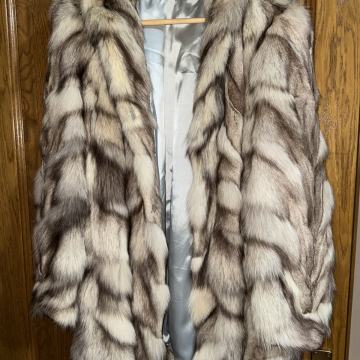 Luksuzna bunda od pravog lisčjeg krzna, prirodna boja, bez etikete, od