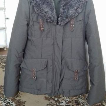 Maslinasta jakna sa macom, M