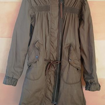 Maslinasta jakna s kapuljačom i podstavom